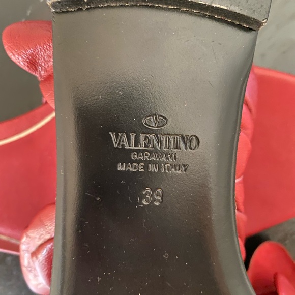 Valentino - Atelier Valentino Garavani - Red leather floral appliqué flat sandal - Picture 13 of 16